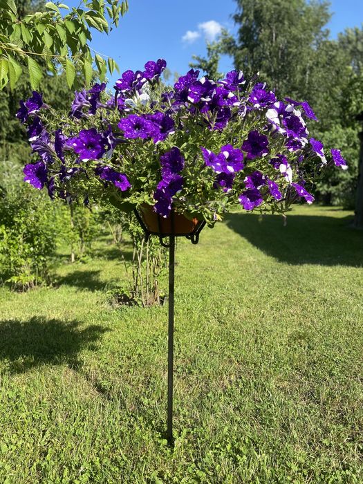 Metalowy kwietnik ogrodowy