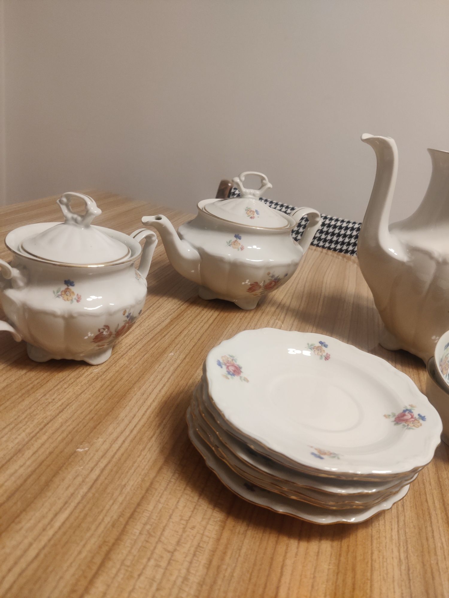 Porcelana zestaw 6 filiżanek, cukiernicza i dzbanki