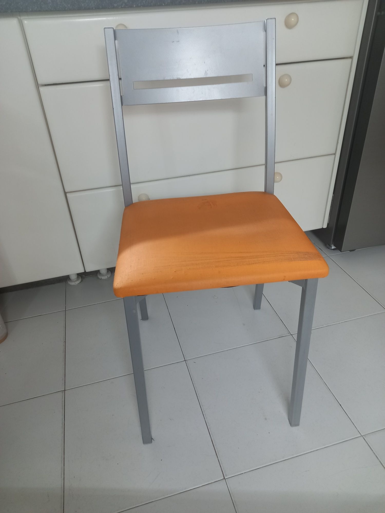 2 cadeiras de cozinha em inox, com estofos laranja.