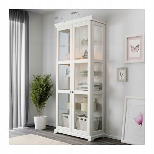 Biała witryna Ikea