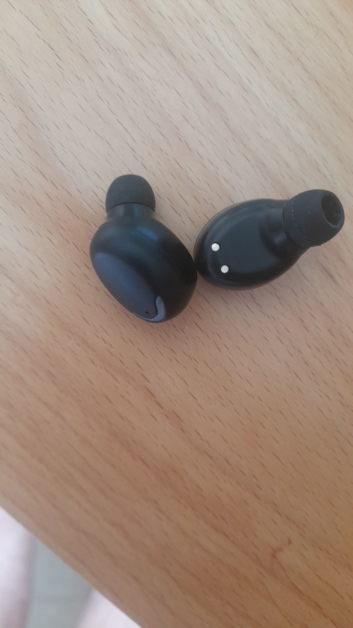 Fones bluetooth sem fios.