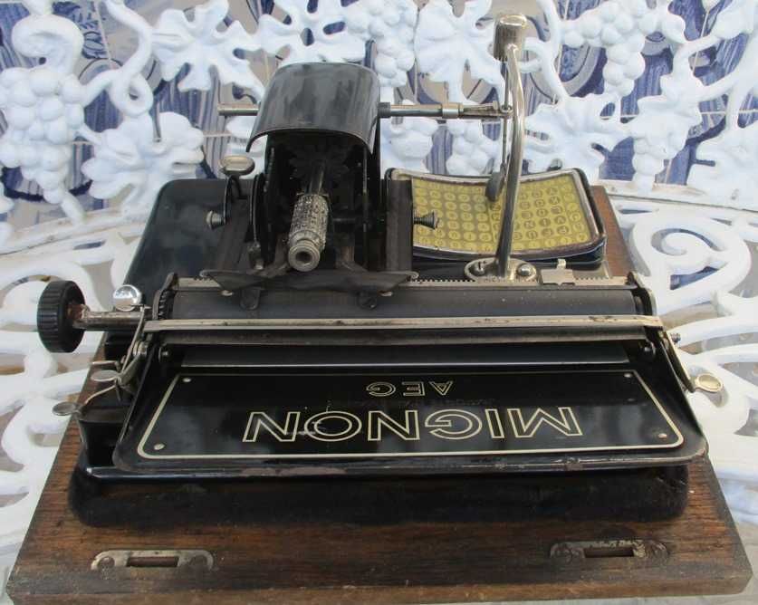 Maquina escrever com 120 anos com caixa