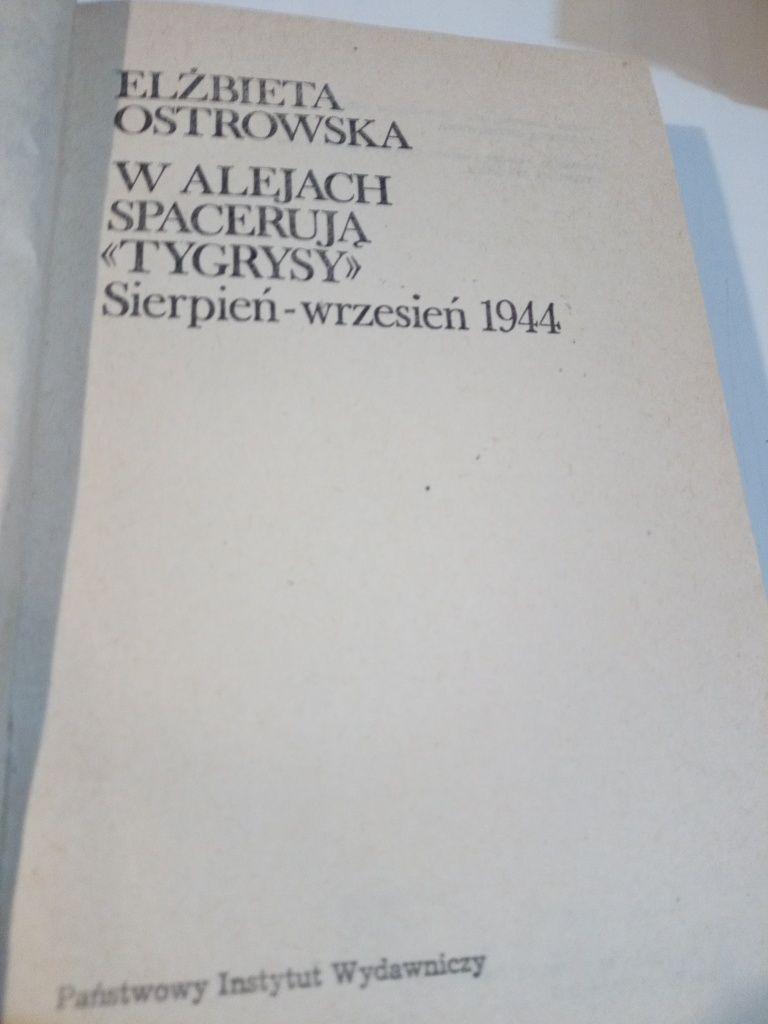 W alejach spacerują tygrysy 1944 - Ostrowska