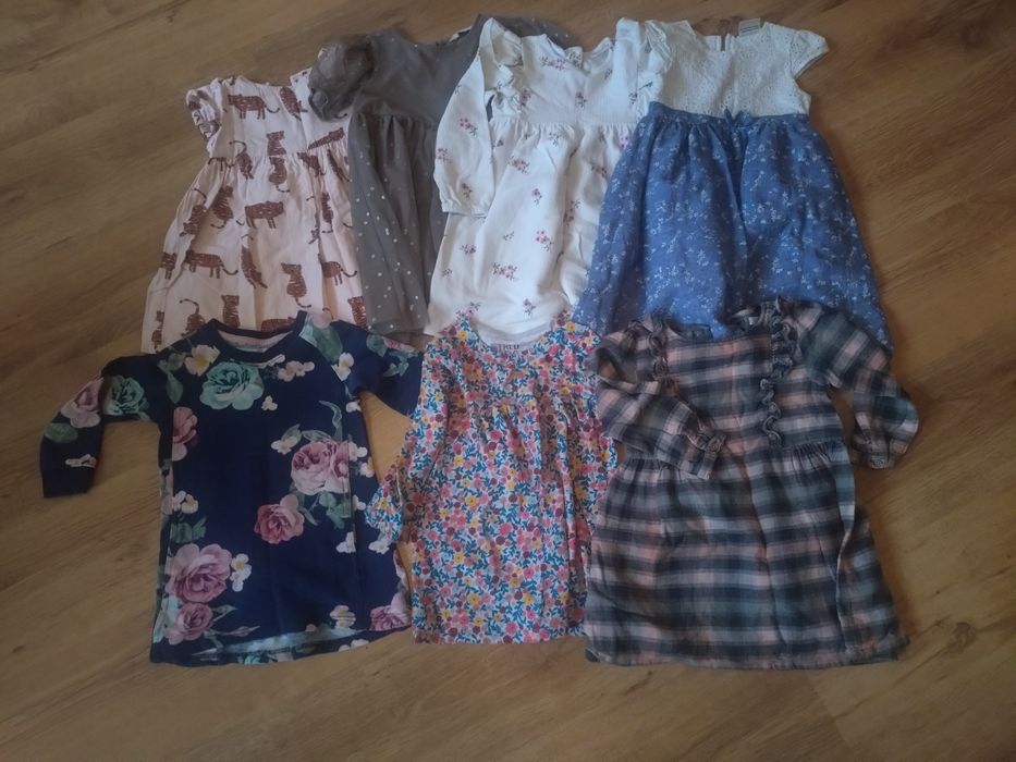 Zestaw różnych sukienek dla dziewczynki rozmiar 98/104