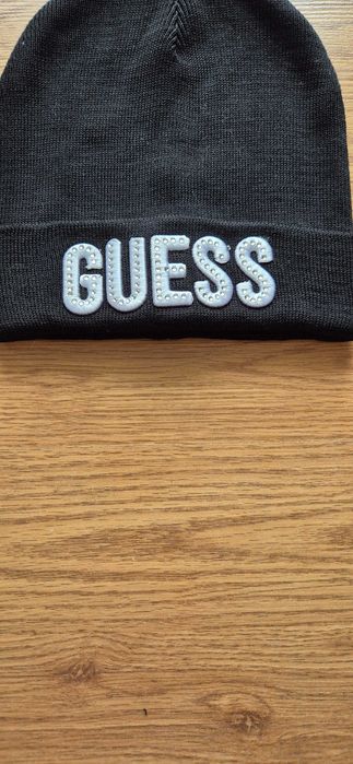 Czapka czarna Guess