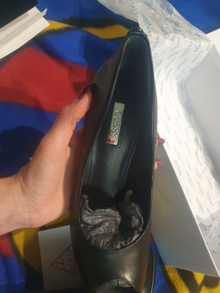 Szpilki czarne Guess 37