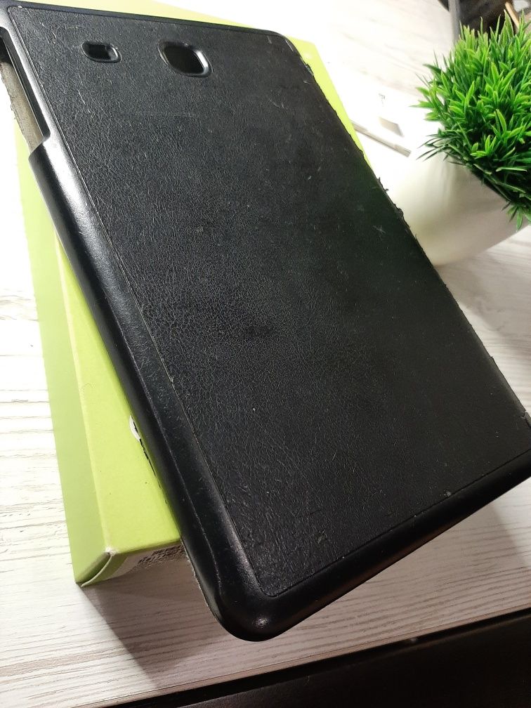 Планшет Samsung Galaxy Tab E (SM-561)