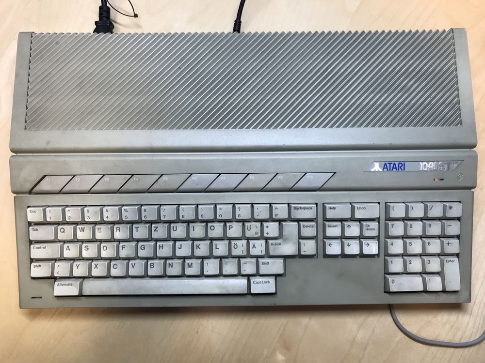 ATARI 1040 STFM + PLOMBA + FOLIA na logo