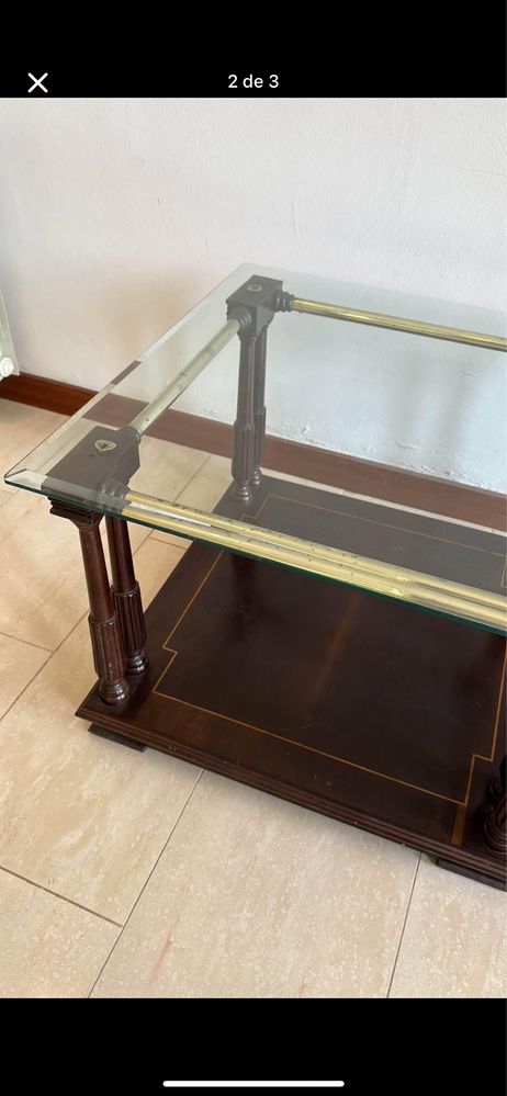 Mesa de centro em madeira com tampo em vidro