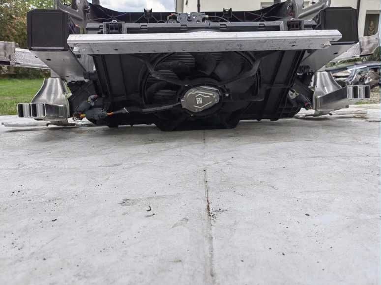 Tesla Model Y панель радіаторів підсилювач телевізор рест дорест