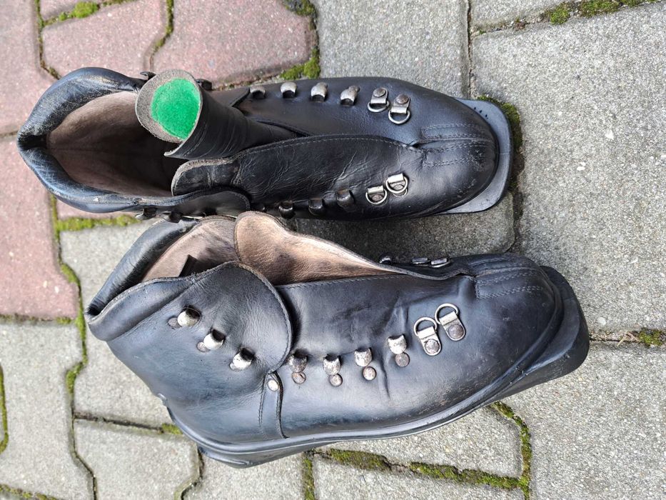 Zabytkowe buty narciarskie.