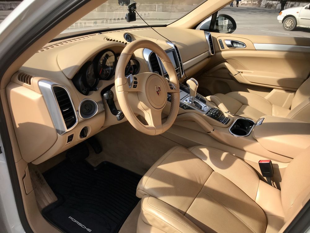 Продам Porsche Cayenne 2012 г.в 3л.Дизель Официал 182 тыс.пр.