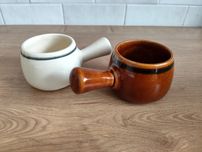 Zestaw 2 kokilek, kokilki z uchwytem, biała, brązowa, porcelit PRL, vi