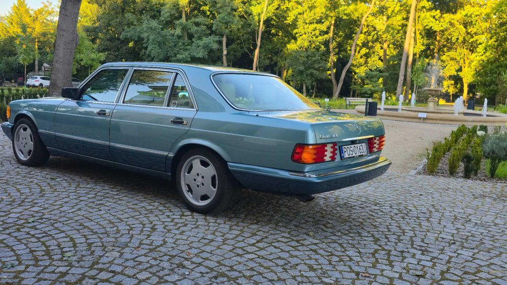 Wynajem auta na ślub – Mercedes-Benz 560SEL z kierowcą