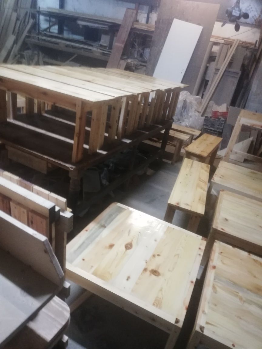 Vários tipos de mesas e bancos de madeira rústica e muito robusta.