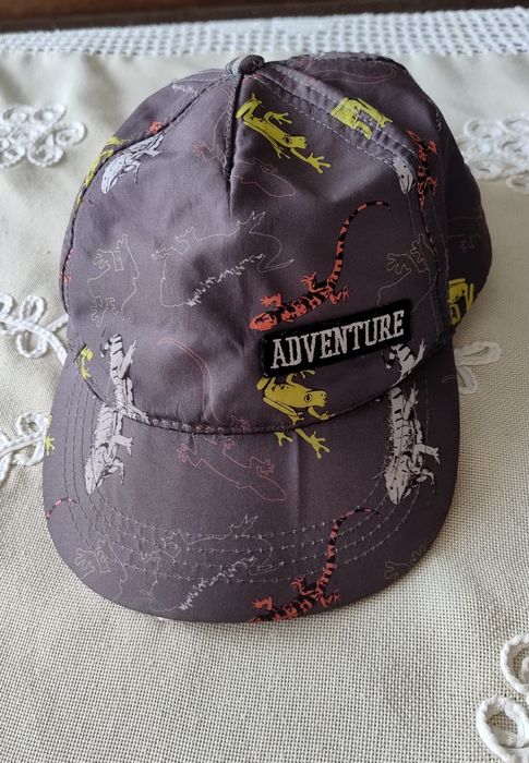 Czapka z daszkiem chłopięca.