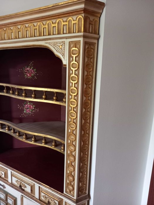 Móvel de canto pintado, em madeira maciça