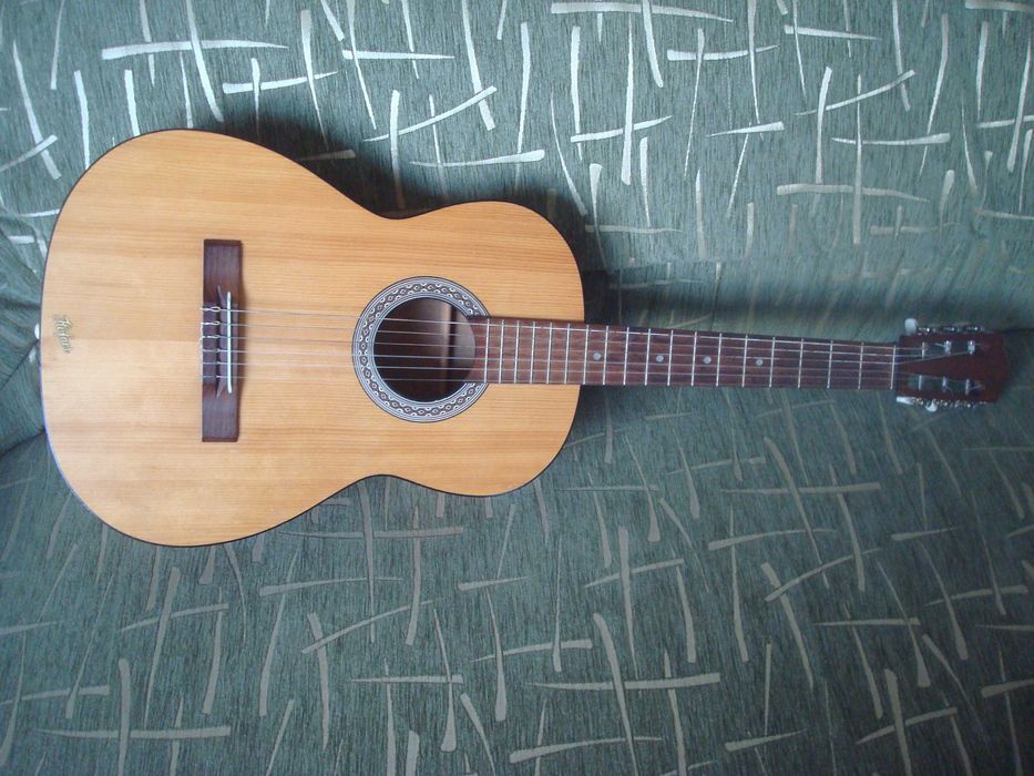 Продам детскую классическую гитару