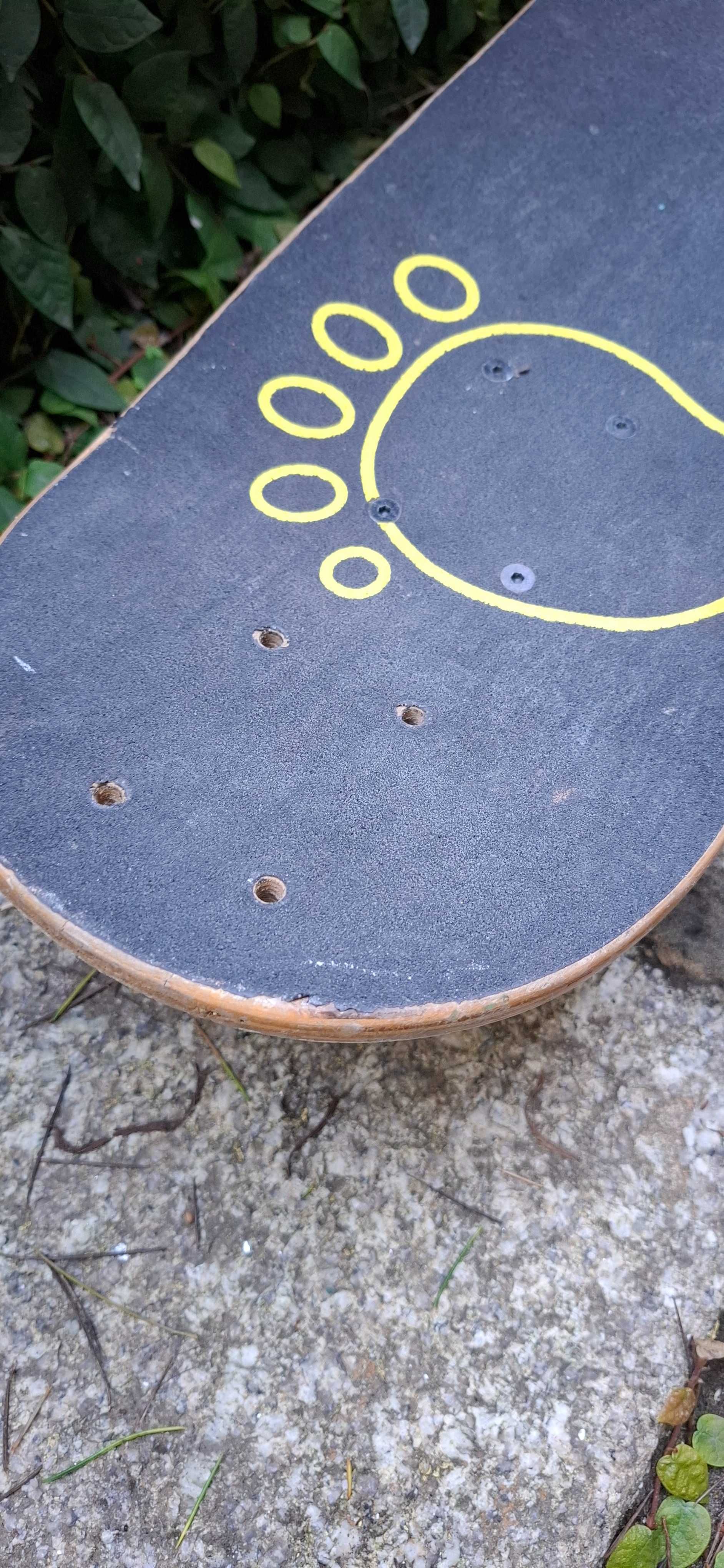 skate de criança: monstro de fato e engravatado