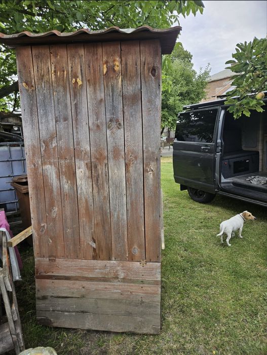 drewniania toaleta przenosna