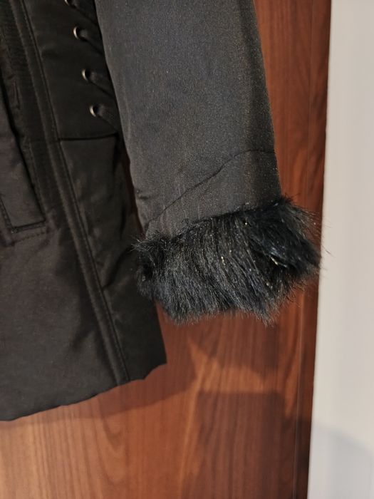 Czarna kurtka przejściowa, jesienna z błyszczącym futerkiem, rozmiar 4