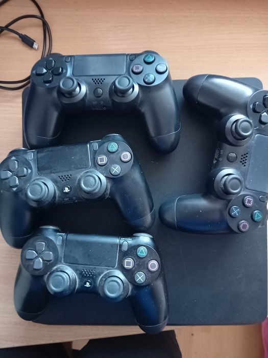Konsola PS4 1 TB + zestaw gier FIFA (FIFA 15,16,17,18,19,20,21)