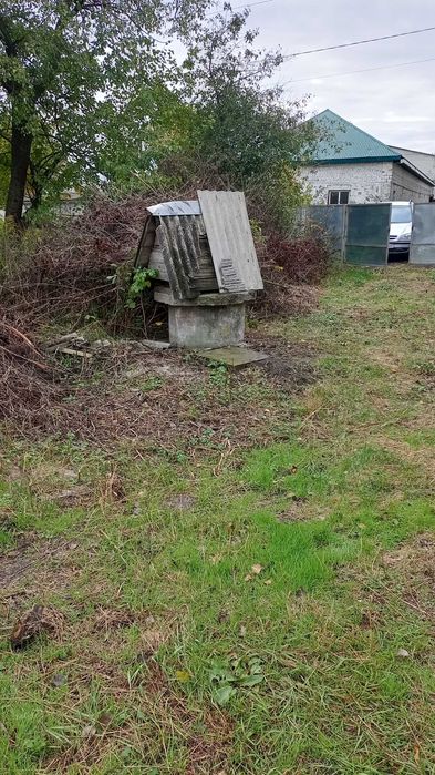 продам не дорого хату в селі шпендівка з великою ділянкою землі