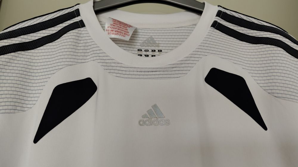 Biała koszulka Adidas
systemem ClimaCool,