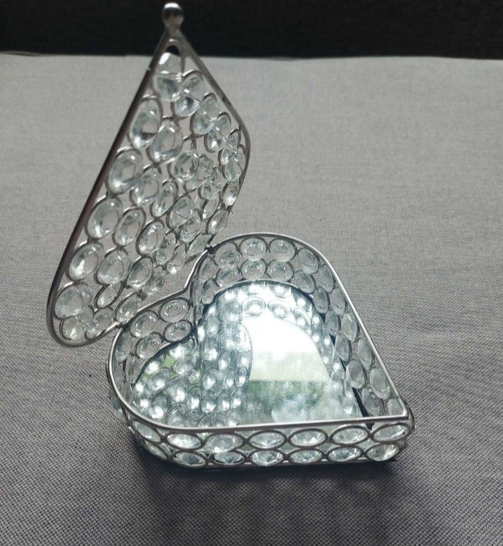 Diamentowa szkatułka z lustrem do przechowywania biżuterii
