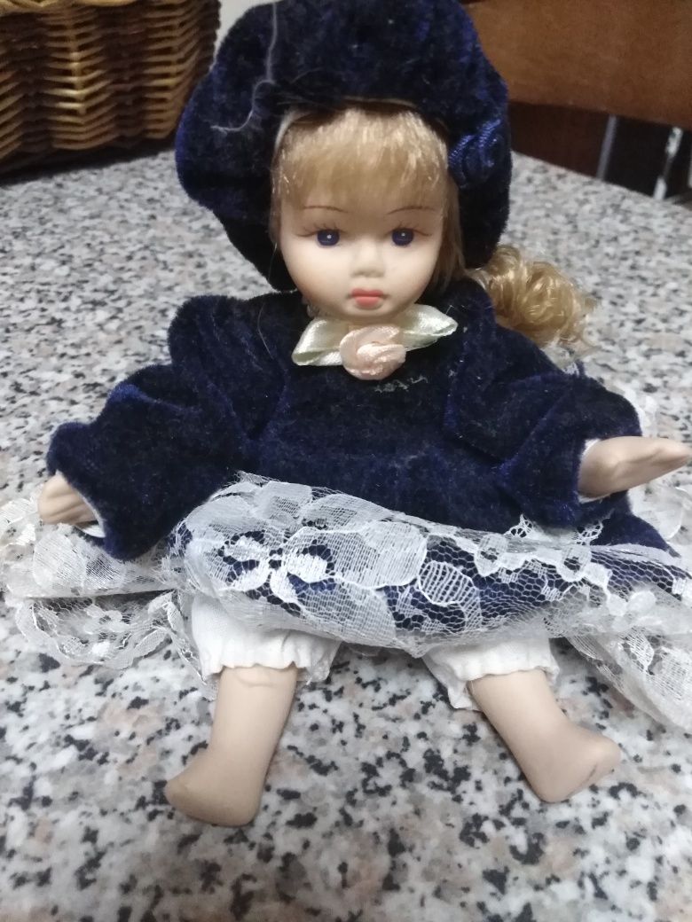 Boneca de porcelana antiga