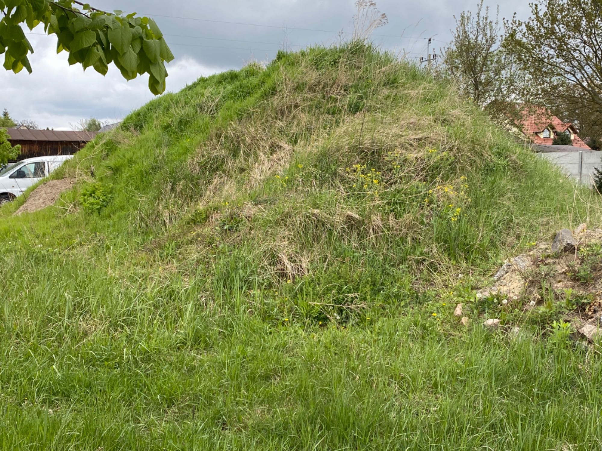 Ziemia z kamieniem polnym na podwyższenie terenu