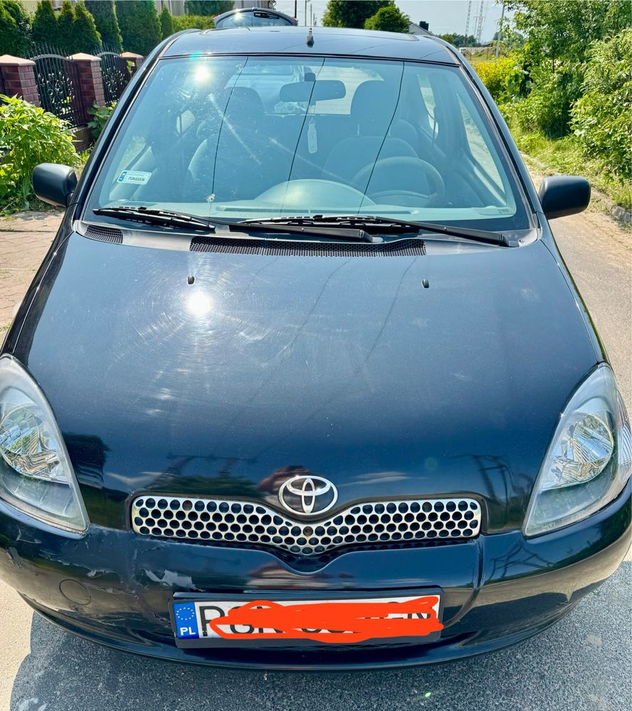 Toyota yaris czarna 1.0 1999 r oplaty wazny przeglad
