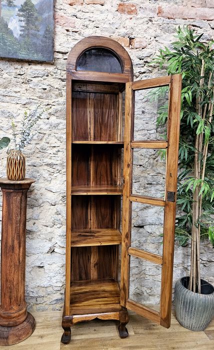 Stylowa witryna drewniana – unikatowy mebel z charakterem