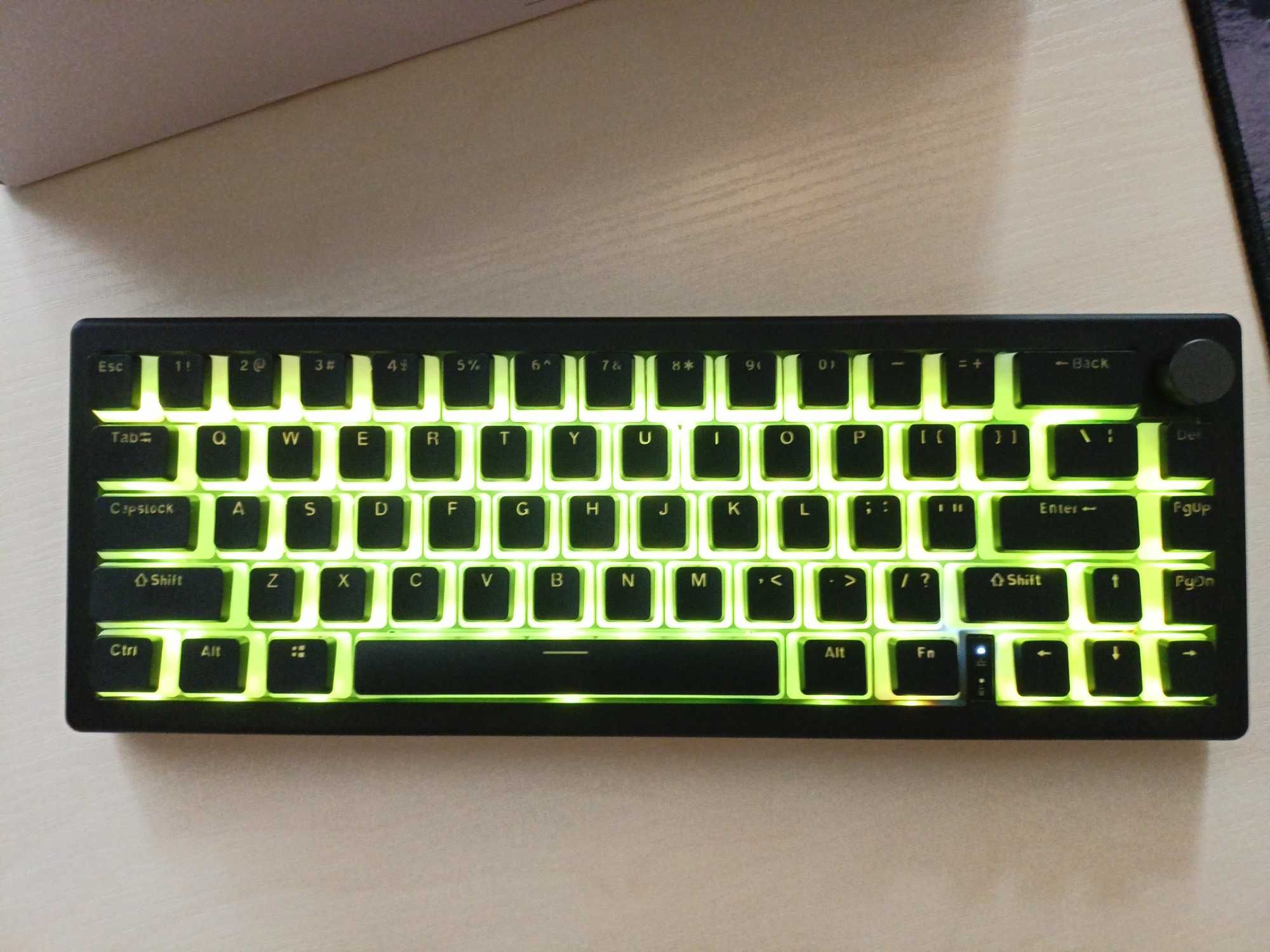 Кастомна механічна RGB клавіатура GMK67. Outemu Silent Cream Y