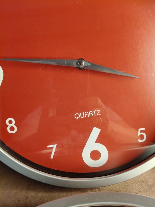 Zegar ścienny z czerwoną tarczą 47