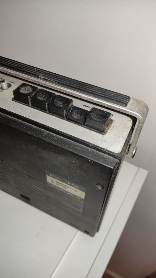 Radio antigo prateado