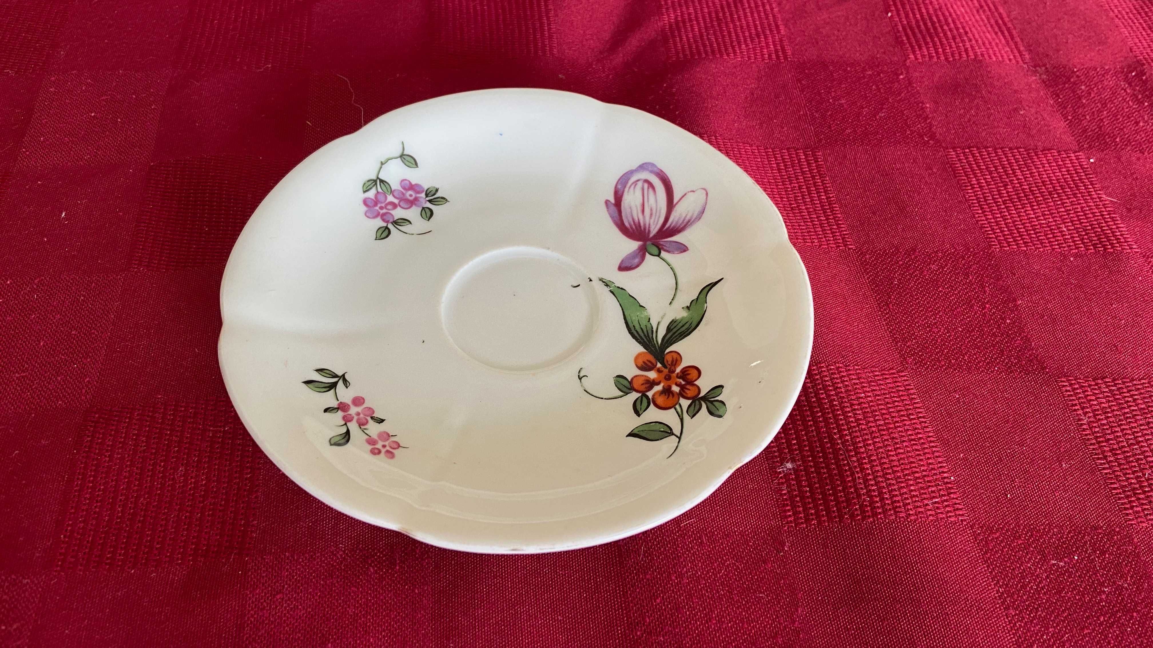 Chávenas e pires com flores vintage