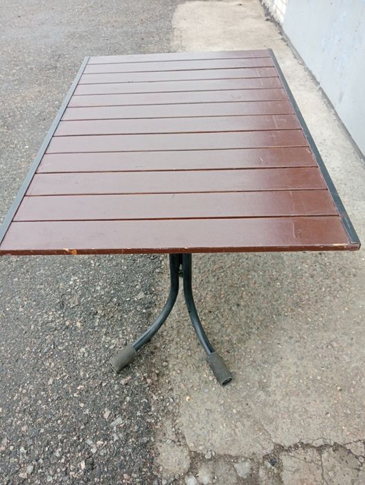 Продам раскладной стол на шесть человек.