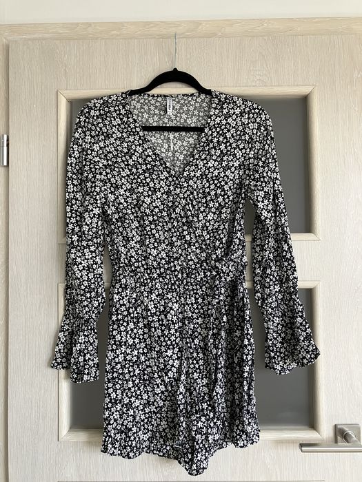 kombinezon w kwiatki czarny biel krotka nogawka dlugi rekaw new yorker