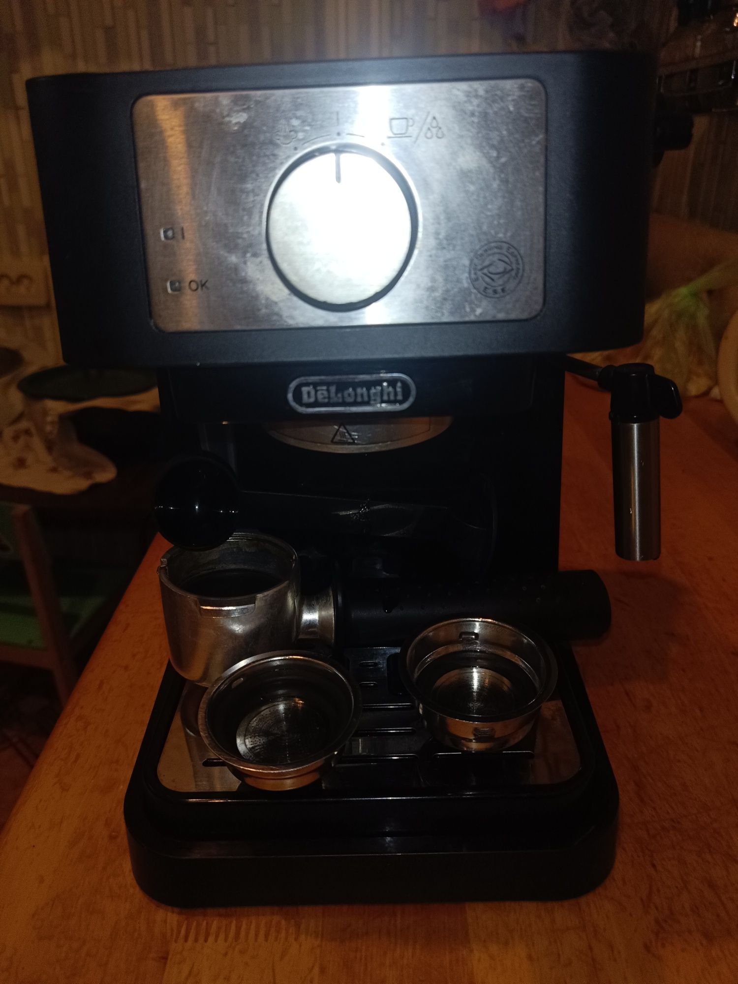 Кофеварка рожковая Delonghi EC260BK