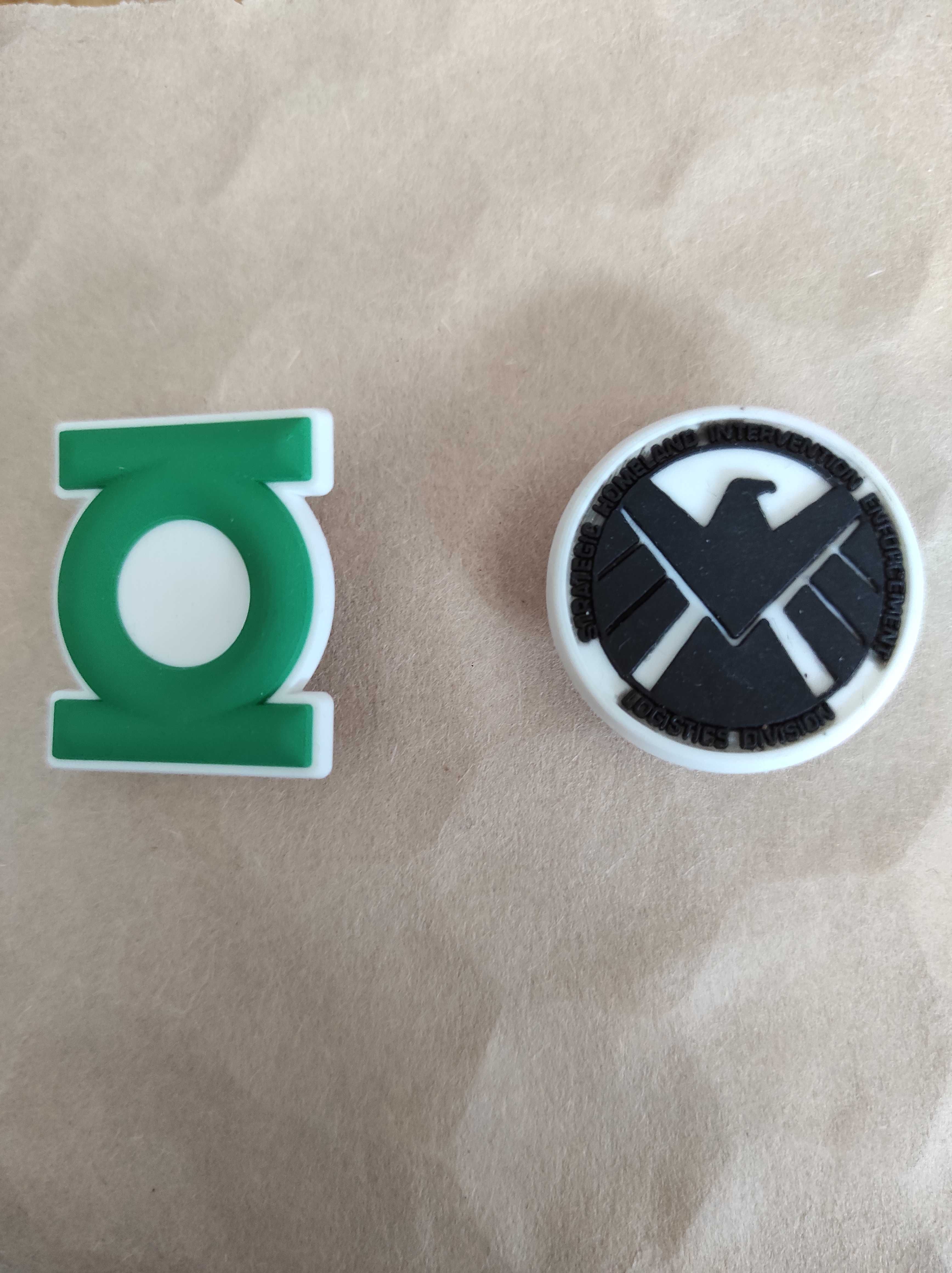 Pins com logos Lanterna Verde e Águia Avengers e Spiderman para crocs