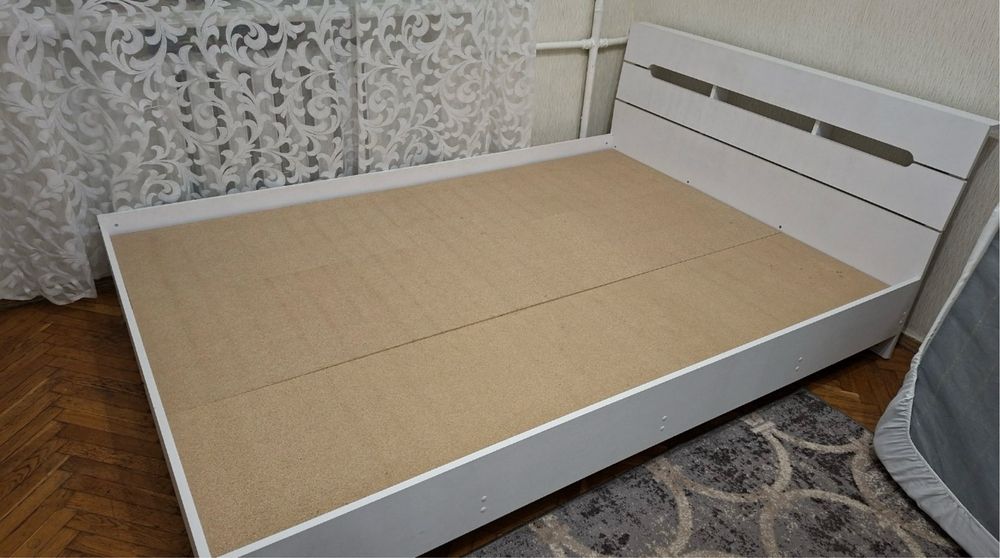 Двоспальне ліжко в гарному стані