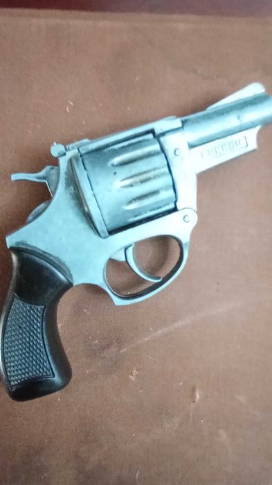 Revólver antigo em metal e , brinquedo, a pólvora e fulminantes