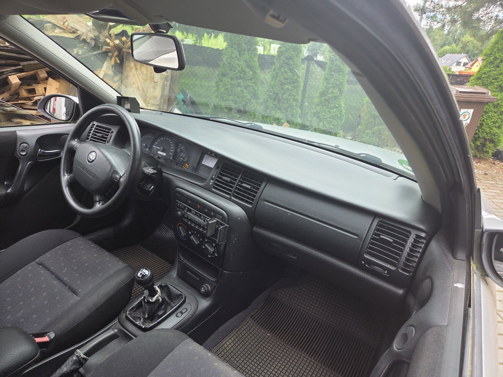 Opel Vectra B J95 oryginalny przebieg Srebny opony zimowe hak klima