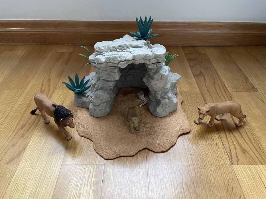 Miniaturas de aninais - Caverna com leão + leoa + cria Schleich