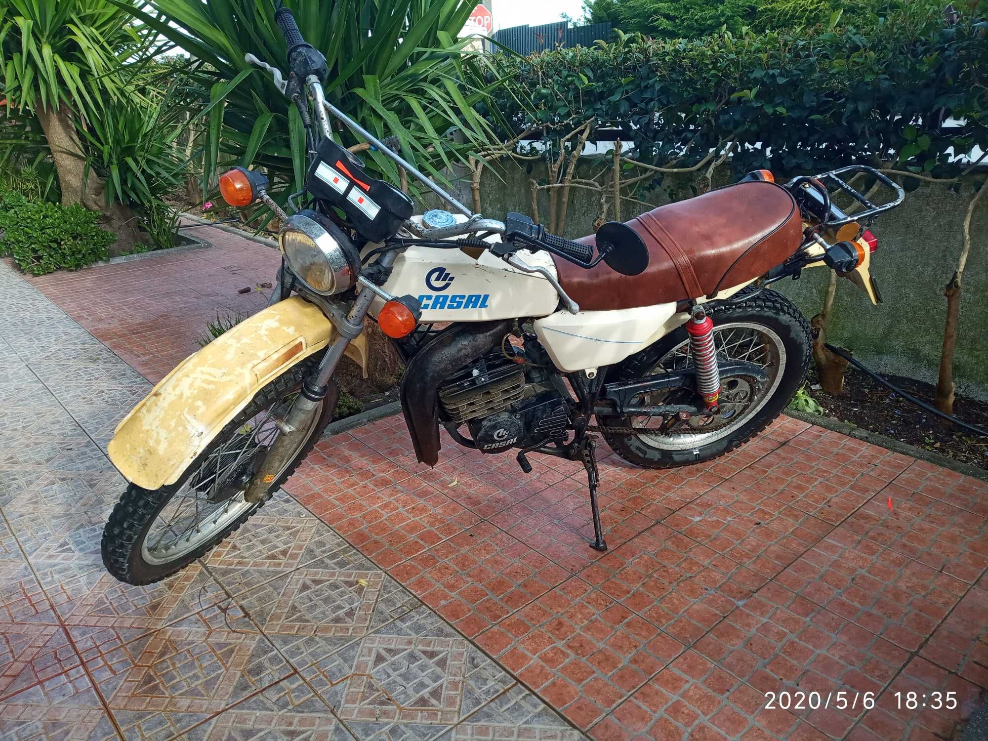 Casal 125 K276, de 1984, com documentos