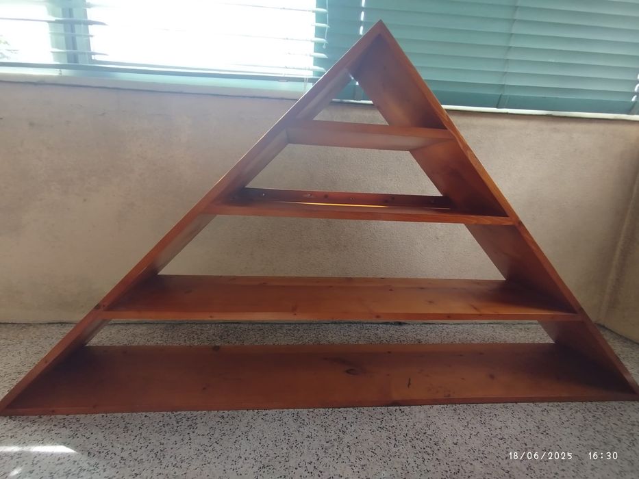 Estante triangular em madeira , em óptimo estado