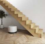 Schody drewniane, stopnie, parapety.