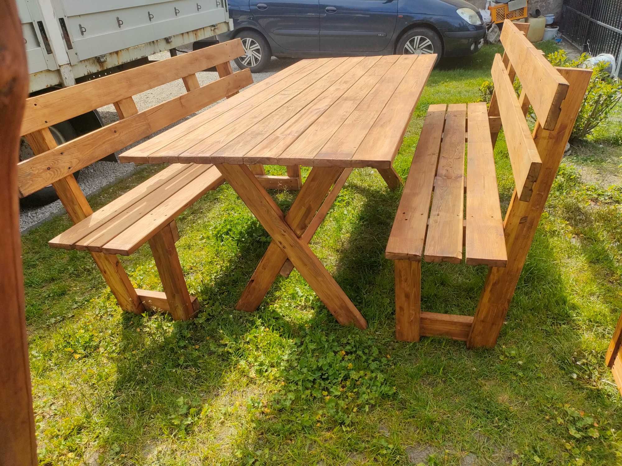 Nowy zestaw ogrodowy stół i dwie ławki.