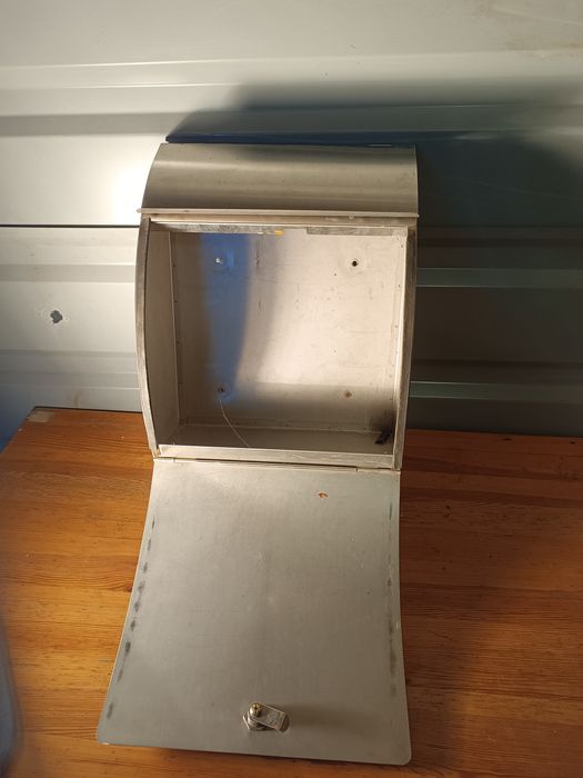 Metalowa skrzynka na listy